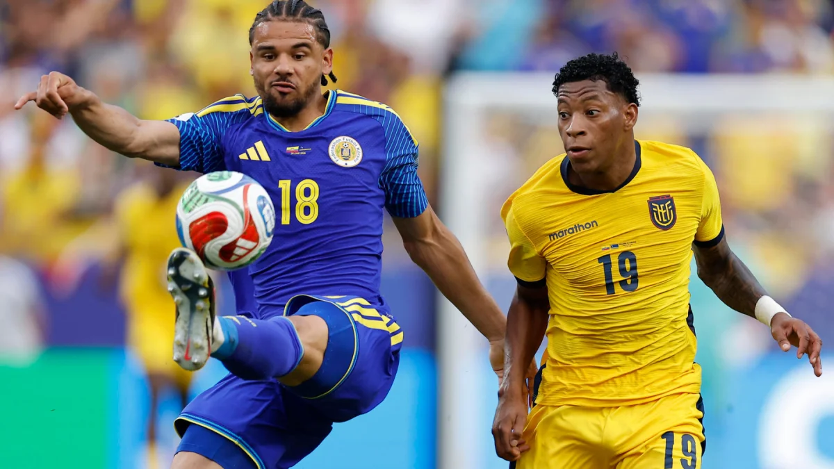 El ecuatoriano Gonzalo Plata (d) enfrenta al curazoleño Armando Obispo en el duelo por la segunda fecha del Grupo E del Mundial 2026