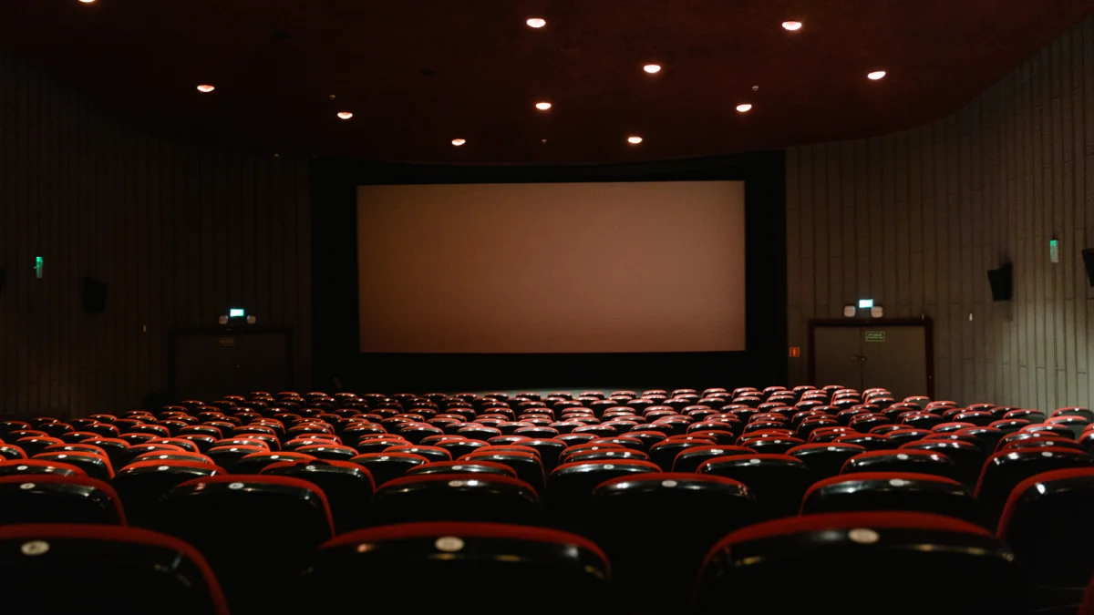 El estadio y la pantalla se convierten en dos formas de atención colectiva: entre el entretenimiento global y la reflexión sobre la verdad en la era de la saturación informativa.