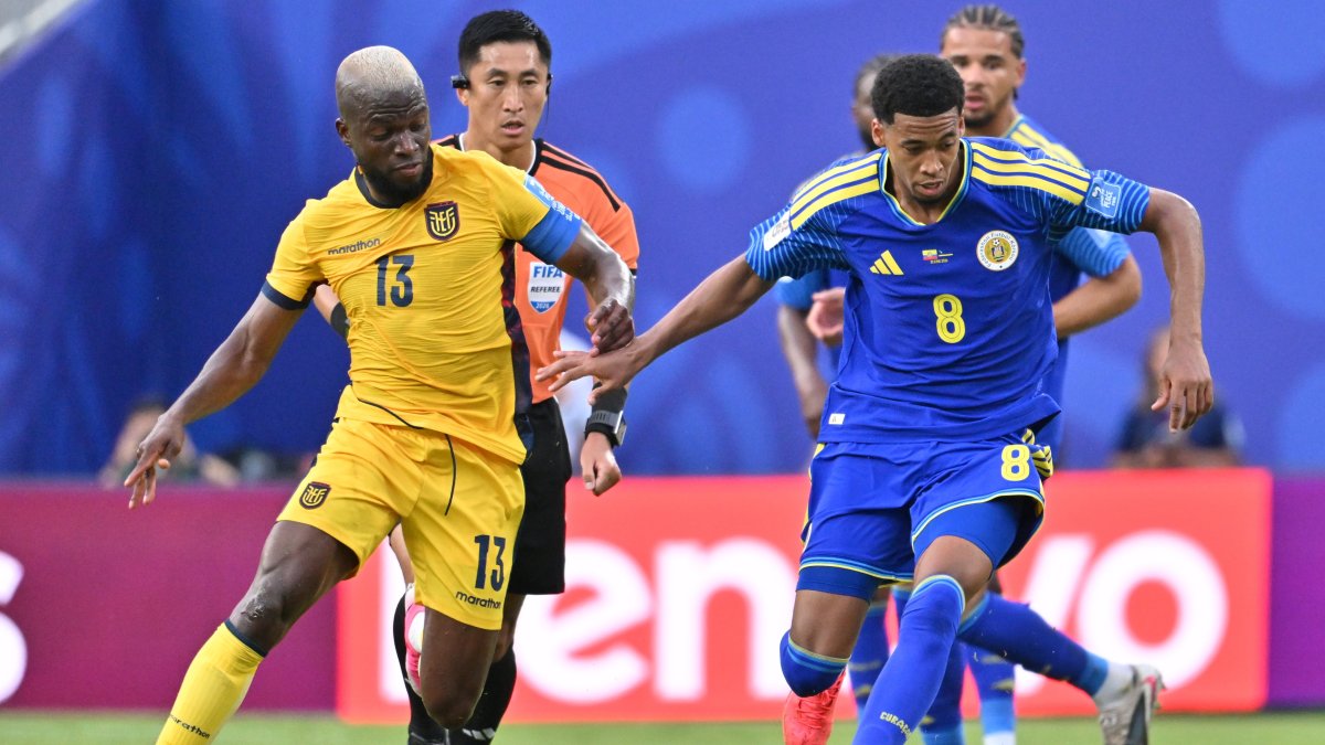 Enner Valencia y Livano Comenencia de Curazao en el estadio de Kansas.