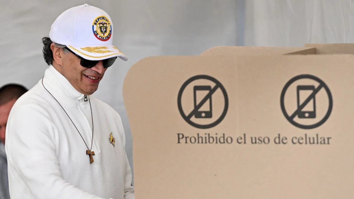 El presidente saliente, Gustavo Petro, acude a votar junto a su familia. Eligió vestirse completamente de blanco.