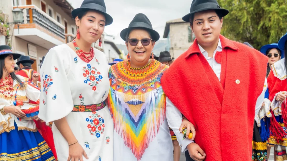 Lourdes Tibán junto con Kaya y Ayan, falta su hija menor, Sanny.