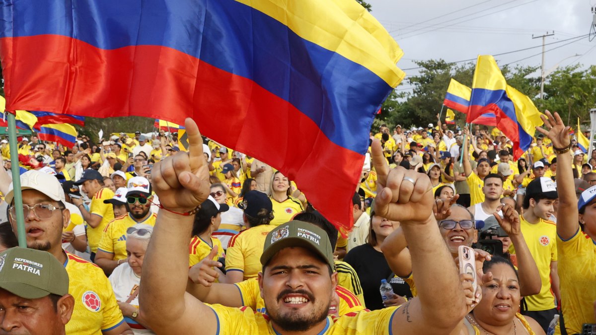 Simpatizantes del candidato a la presidencia de Colombia Abelardo de la Espriella celebran este domingo, en Barranquilla (Colombia).