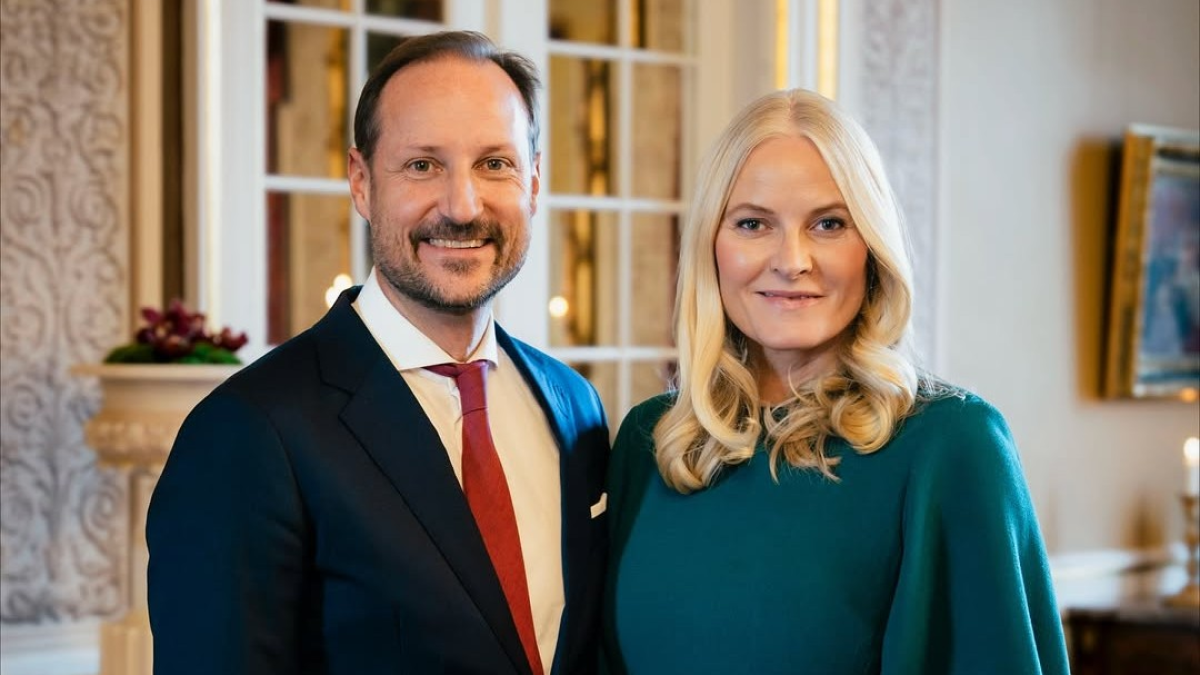 Mette-Marit afronta una etapa marcada por la recuperación médica y la situación judicial de su hijo. Junto a su esposo, Haakon.