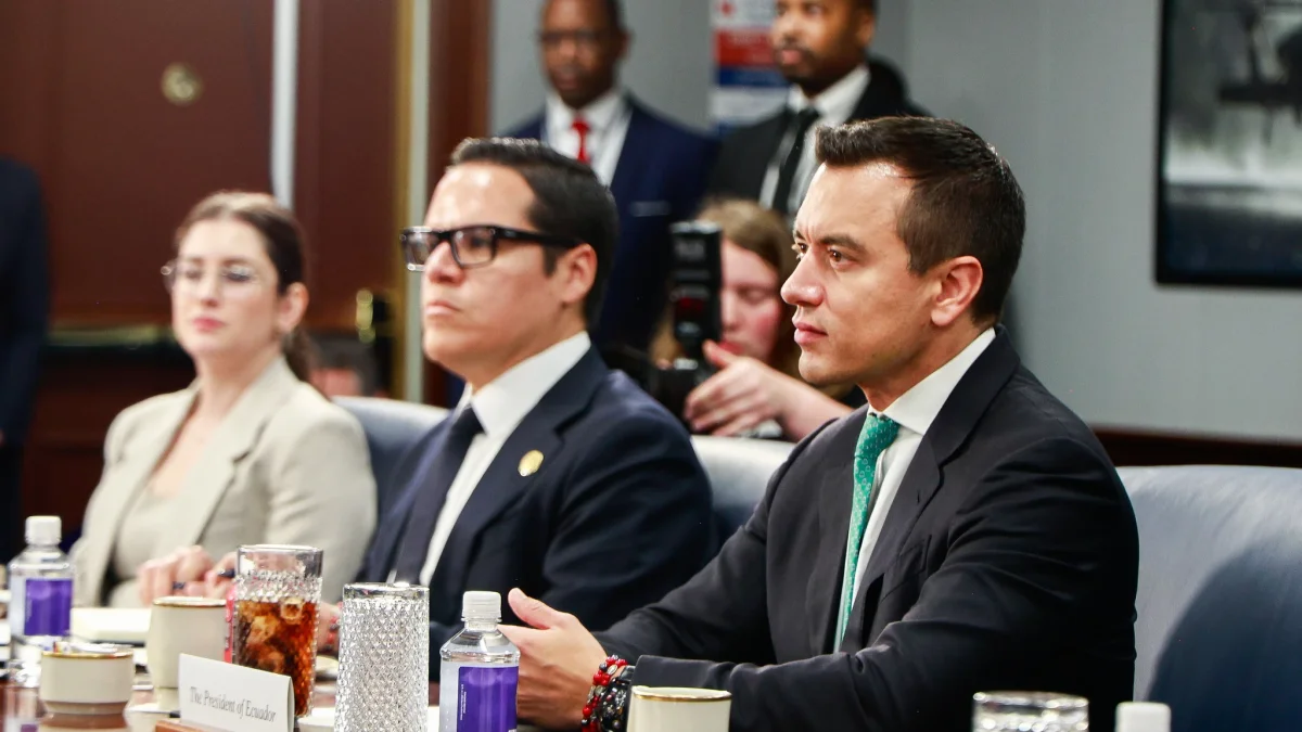 El presidente de la República, Daniel Noboa, aparece junto al secretario de la Administración Pública, José Julio Neira, en una actividad oficial.