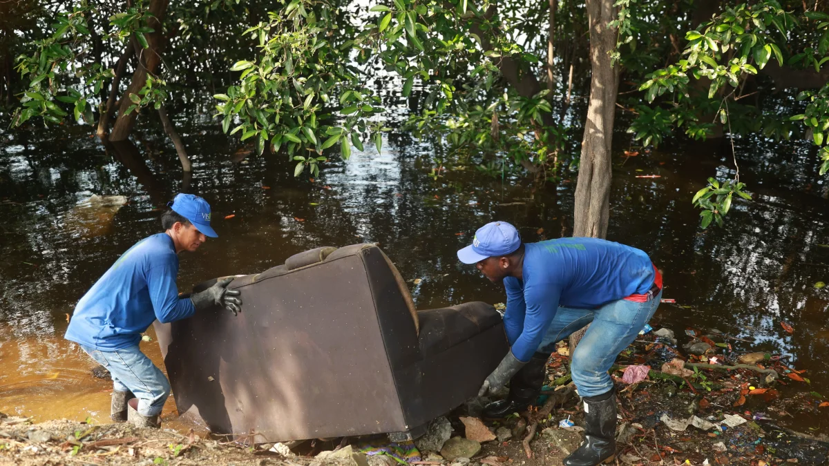 Muebles se encuentran flotando en el Estero Salado.
