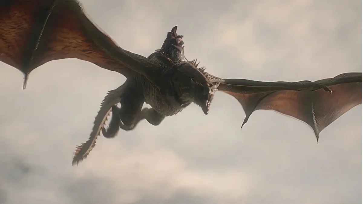 La batalla naval, la caída de Jacaerys Velaryon y la polémica escena entre Aemond Targaryen y Alicent Hightower marcaron un inicio explosivo.