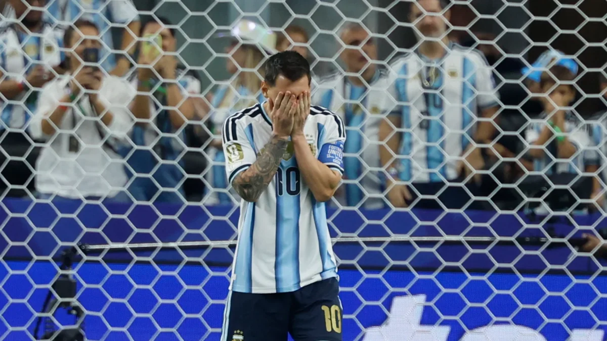 El delantero de Argentina Leo Messi tras fallar un penalti en el partido del Mundial 2026 entre Argentina y Austria, este lunes en Arlington, Texas.