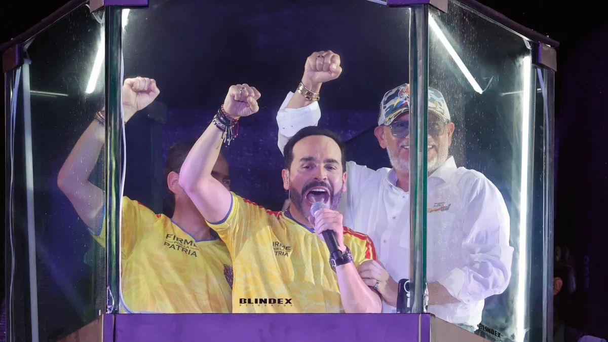 El ultraderechista Abelardo de la Espriella (c) ganador de la segunda vuelta presidencial de este domingo en Colombia pronuncia un discurso, en Barranquilla (Colombia).