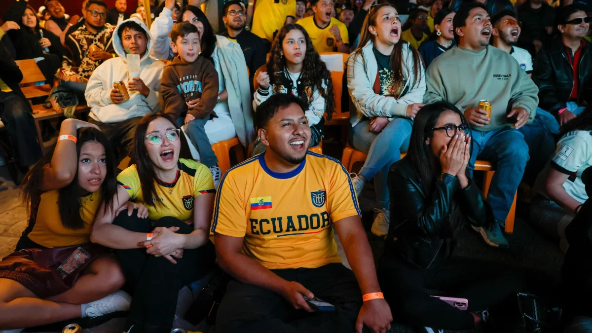 Aficionados de Ecuador ven el partido contra Curazao durante el Mundial de la FIFA 2026 este sábado, en Quito.