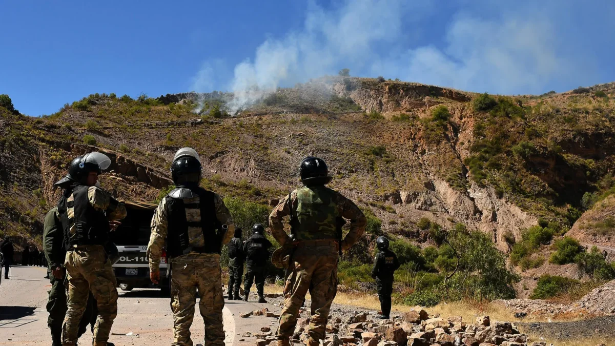 Integrantes del Ejército de Bolivia despejan una vía durante un operativo de desbloqueo este domingo, en Sayari (Bolivia).