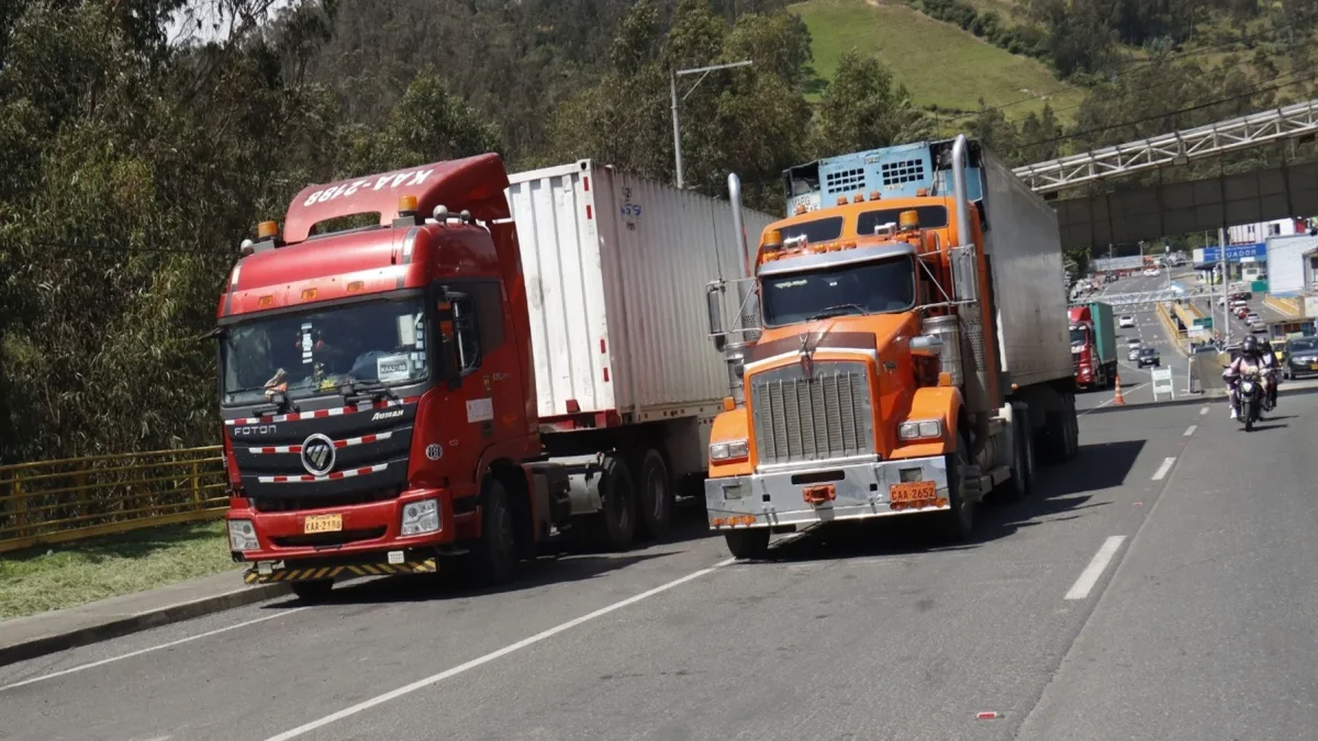 Los representantes del gremio del transporte pesado de Ecuador solicitaron que el Gobierno defina un esquema tarifario ante el aumento de los precios de los combustibles.