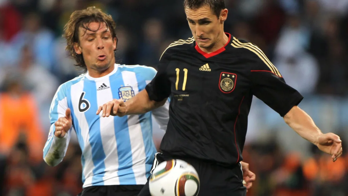 Miroslav Klose (der.) elogió a Messi por superarlo como goleador de Mundiales.