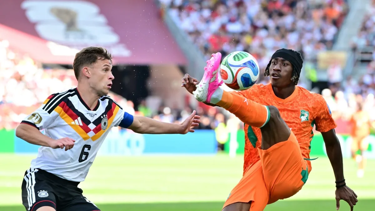 Yan Diomandé encara a Joshua Kimmich durante el partido entre Costa de Marfil y Alemania.
