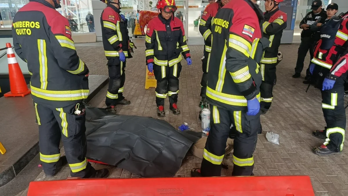 Momento en que funcionarios acuden para atender la emergencia registrada en el Metro de Quito este 22 de junio.