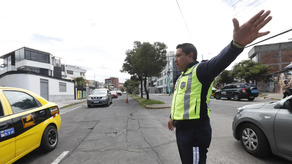 Vehículos circulan en Quito bajo la normativa de Pico y placa aplicada por la Agencia Metropolitana de Tránsito.