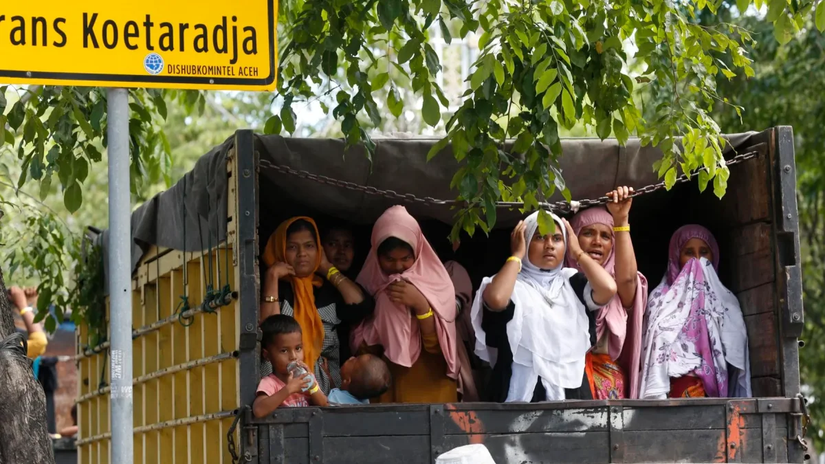 Mujeres rohingya refugiadas que esperan en un camión tras ser reubicadas forzosamente en Banda Aceh, Indonesia, el 7 de noviembre de 2024.
