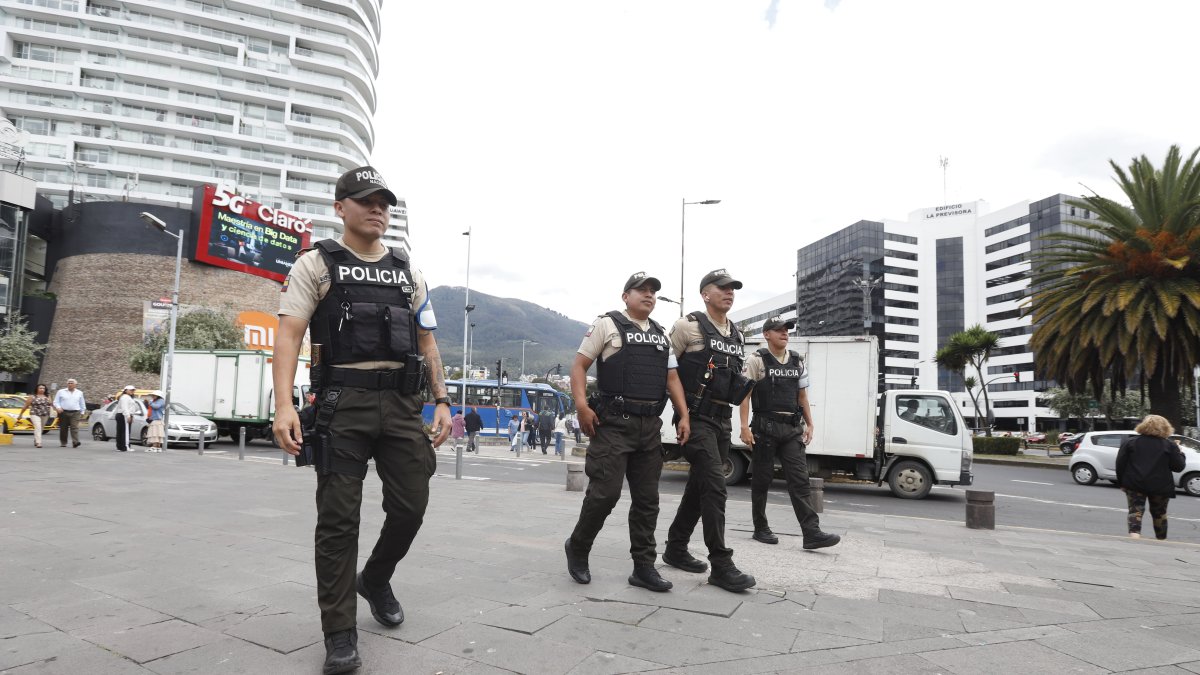 Se intensifican los controles policiales en sectores comerciales estratégicos para prevenir delitos.