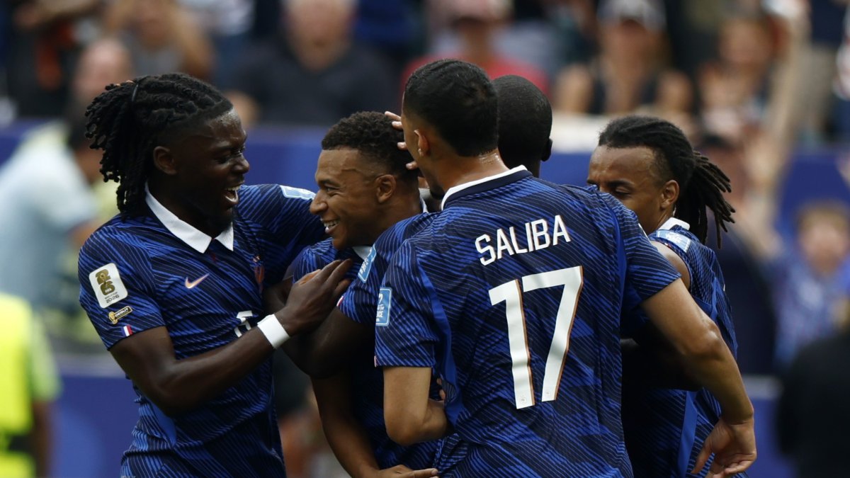 Kylian Mbappé (c) es felicitado por sus compañeros tras anota el 1-0 ante Irak este lunes 22 de junio.