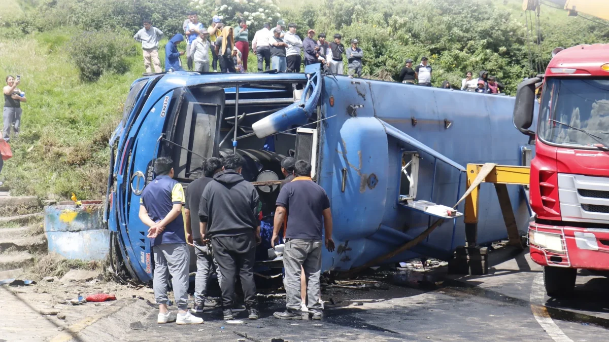 Un bebé perdió la vida por el volcamiento de un bus en Caupicho, sur de Quito. El caso causó indignación porque el conductor circulaba con 3 puntos en la licencia.