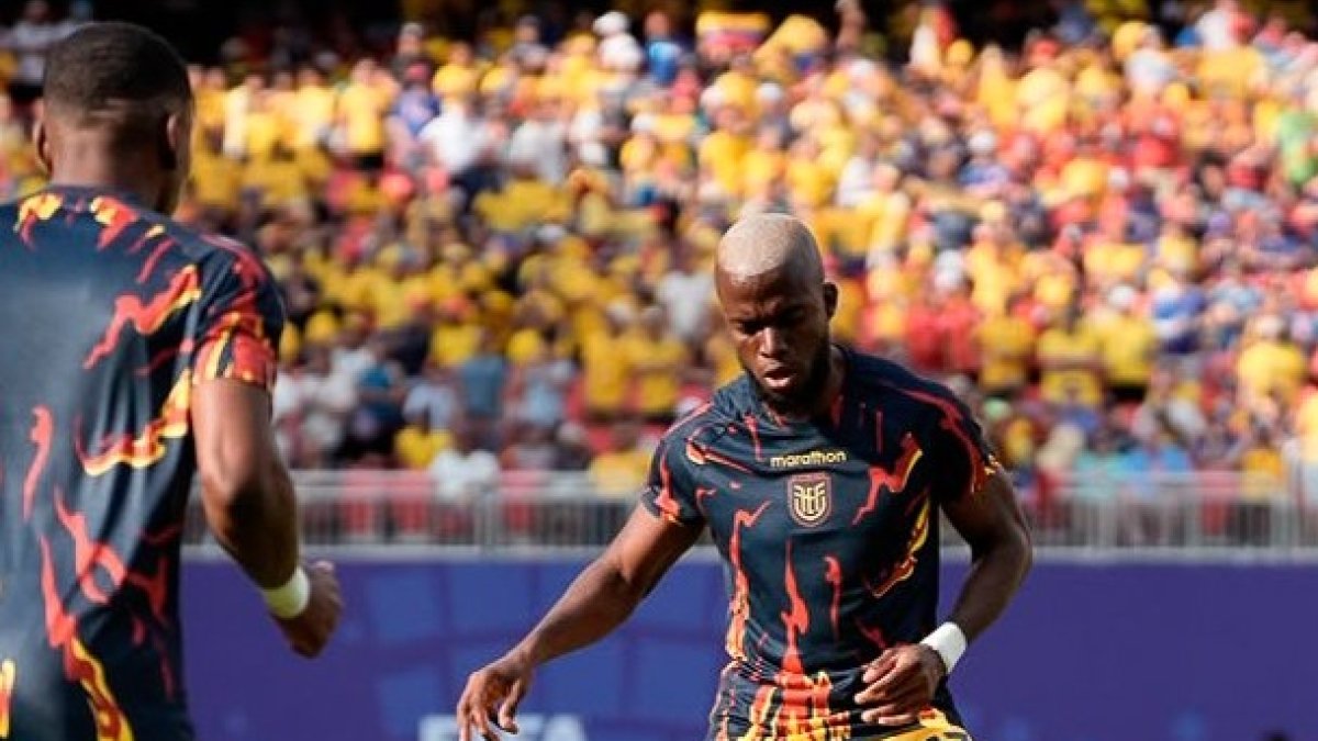 El delantero Enner Valencia (d) ha sido uno de los jugadores más criticados por su accionar en la selección.