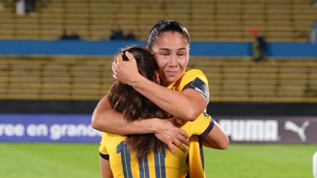La capitana del equipo nacional, Gigi Moreira (d) celebra la clasificación al repechaje.