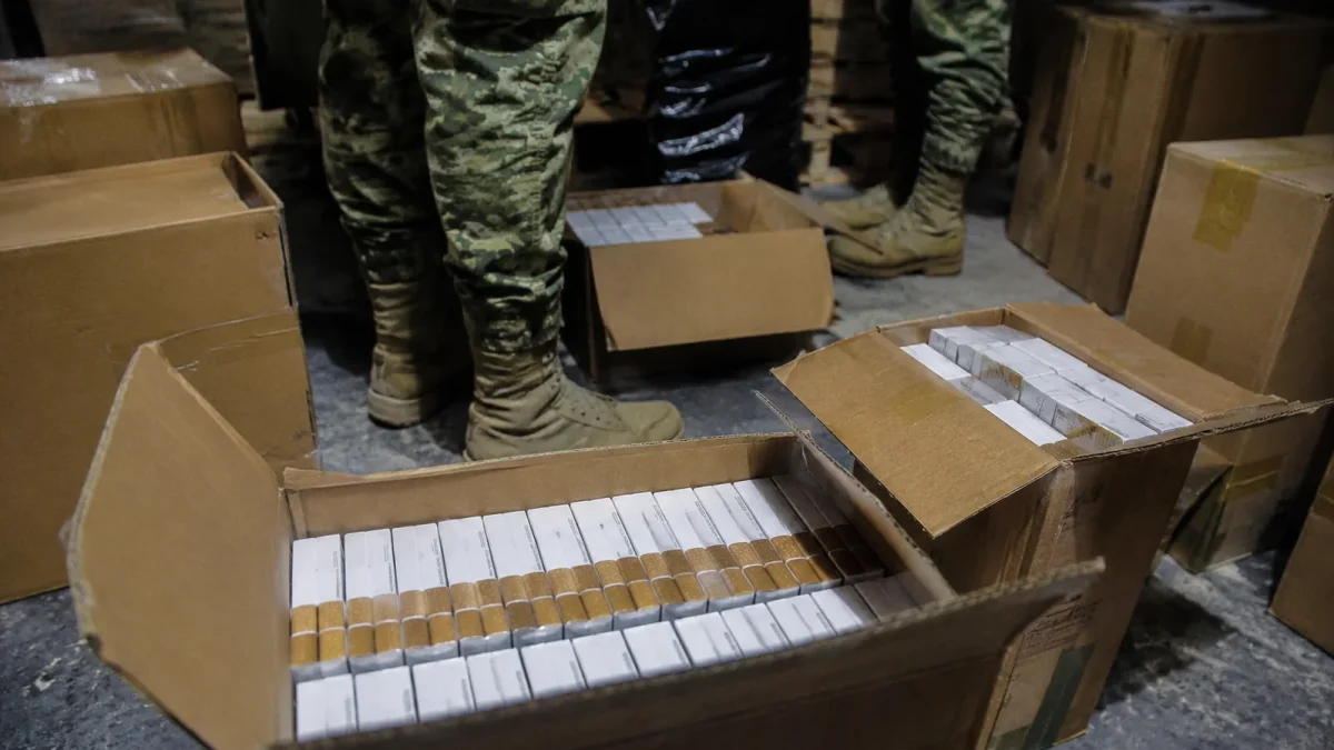 Referencia. Militares y personal de Aduana retiraron 350.000 cigarrillos hallados en una bodega clandestina cerca de Quitumbe.