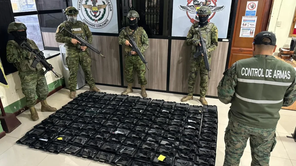 El Ejército Ecuatoriano ejecutó un operativo de control de armas en el sector Andrés de Vera, cantón Portoviejo.