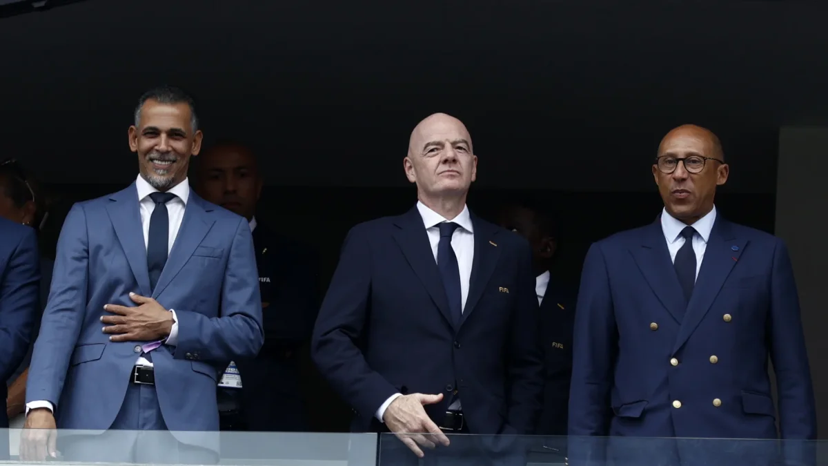 Younis Mahmoud, Gianni Infantino (c) y Philippe Diallo durante el Mundial de la FIFA 2026.