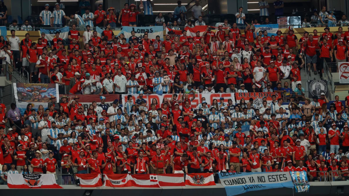 Mundial 2026: hinchas de Argentina y Austria comparten graderíos en un día de asistencia récord a estadios.