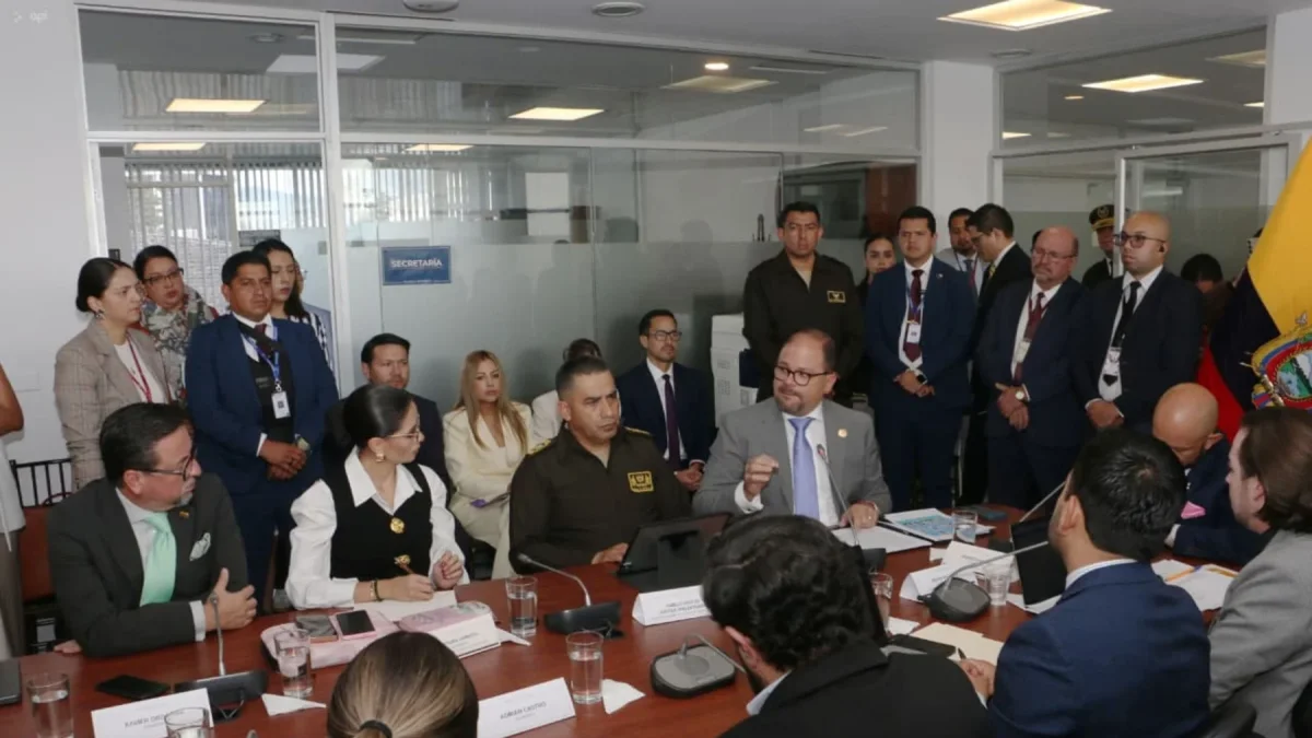 El mininstro del Interior John Reimberg acudió el 23 de junio de 2026 a la Comisión de Seguridad de la Asamblea.