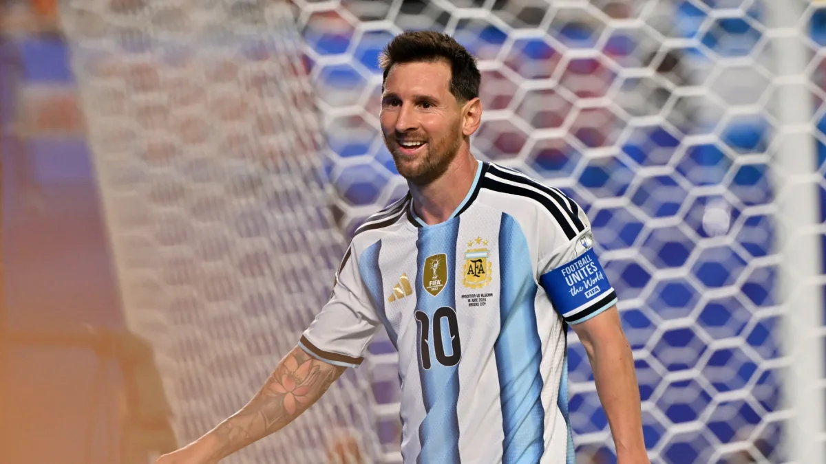 Lionel Messi, de Argentina, observa durante el partido de la fase de grupos del Mundial 2026 entre Argentina y Argelia.
