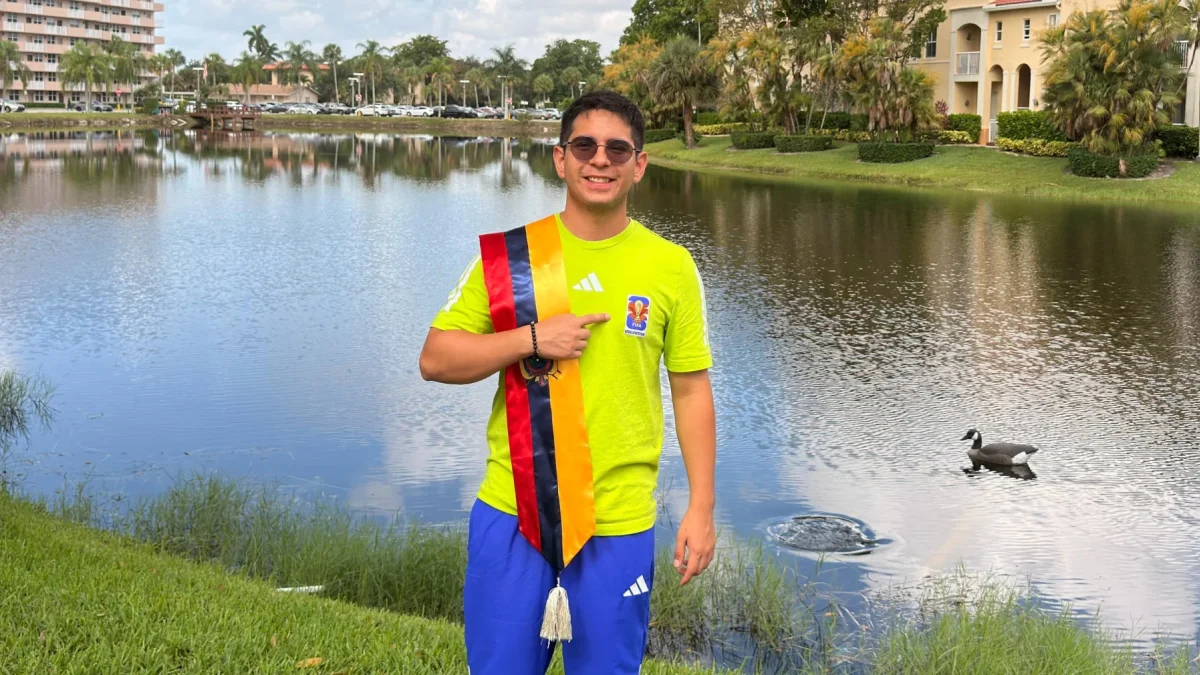 Eduardo Jara posa con la indumentaria oficial de la FIFA, luciendo los colores de Ecuador.