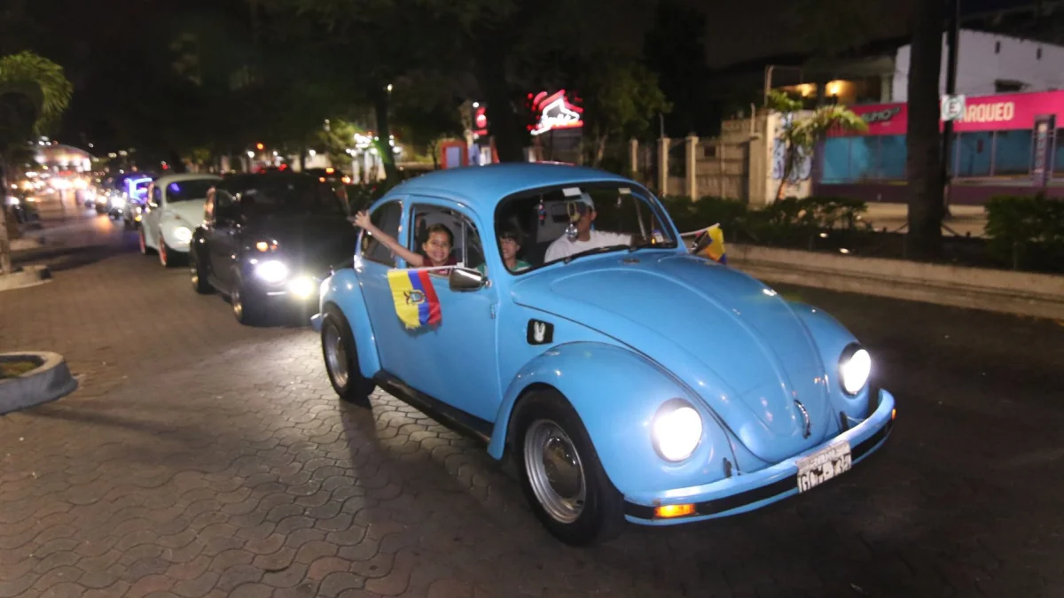 Decenas de vehículos Volkswagen recorrieron las principales avenidas del norte y centro de Guayaquil para conmemorar el Día Mundial del Escarabajo.