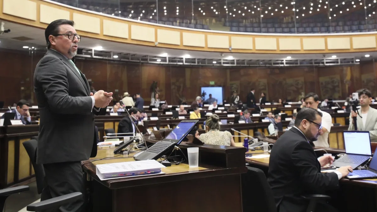El asambleísta Xavier Ordóñez expuso y mocionó para que el Pleno apruebe el informe de fiscalización al proceso de compra de los 60 trolebuses en el Municipio de Quito.