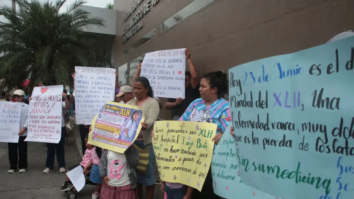 Familias de pacientes con XLH realizaron un plantón frente al Hospital del Niño Icaza Bustamante para exigir acceso a tratamiento.