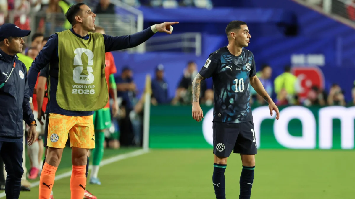 Miguel Almirón (der.) fue expulsado en el juego contra Turquía en el Mundial 2026: se tapó la boca para hablar con rival.