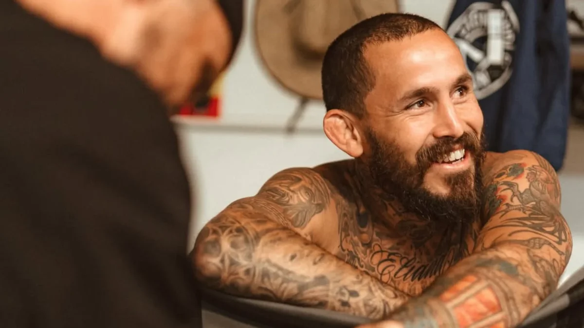 Chito Vera se venda las manos durante una sesión de entrenamiento.