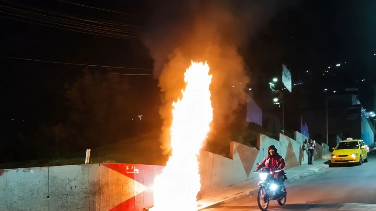Moradores del sector Alma Lojana incendiaron una motocicleta tras un presunto asalto, mientras la Policía y Bomberos controlaban la emergencia en Quito hoy