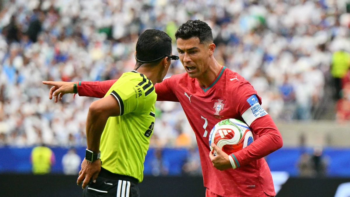 Cristiano Ronaldo (d) discute con el árbitro en el Portugal vs. Uzbequistán.