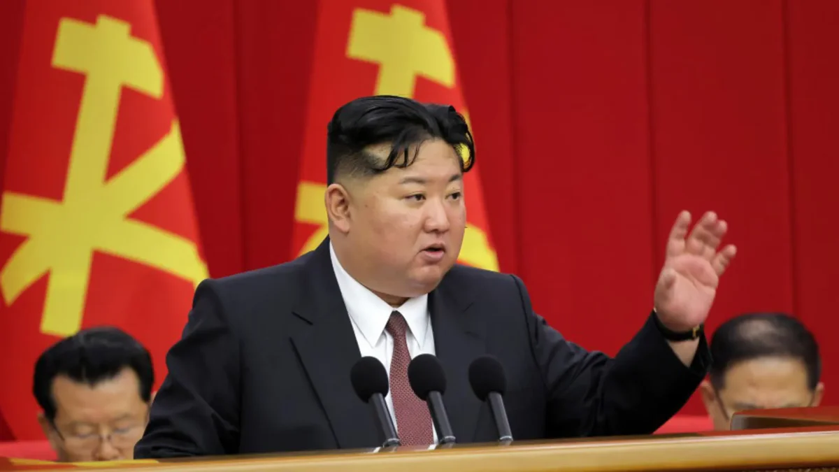 Fotografía que muestra al líder norcoreano, Kim Jong-un, hablando durante la Segunda Reunión Plenaria del 9º Comité Central del Partido de los Trabajadores.