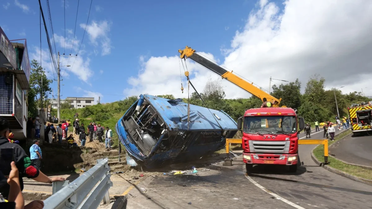 Volcamiento de bus en Caupicho movilizó a equipos de emergencia y tránsito en el sur de Quito.