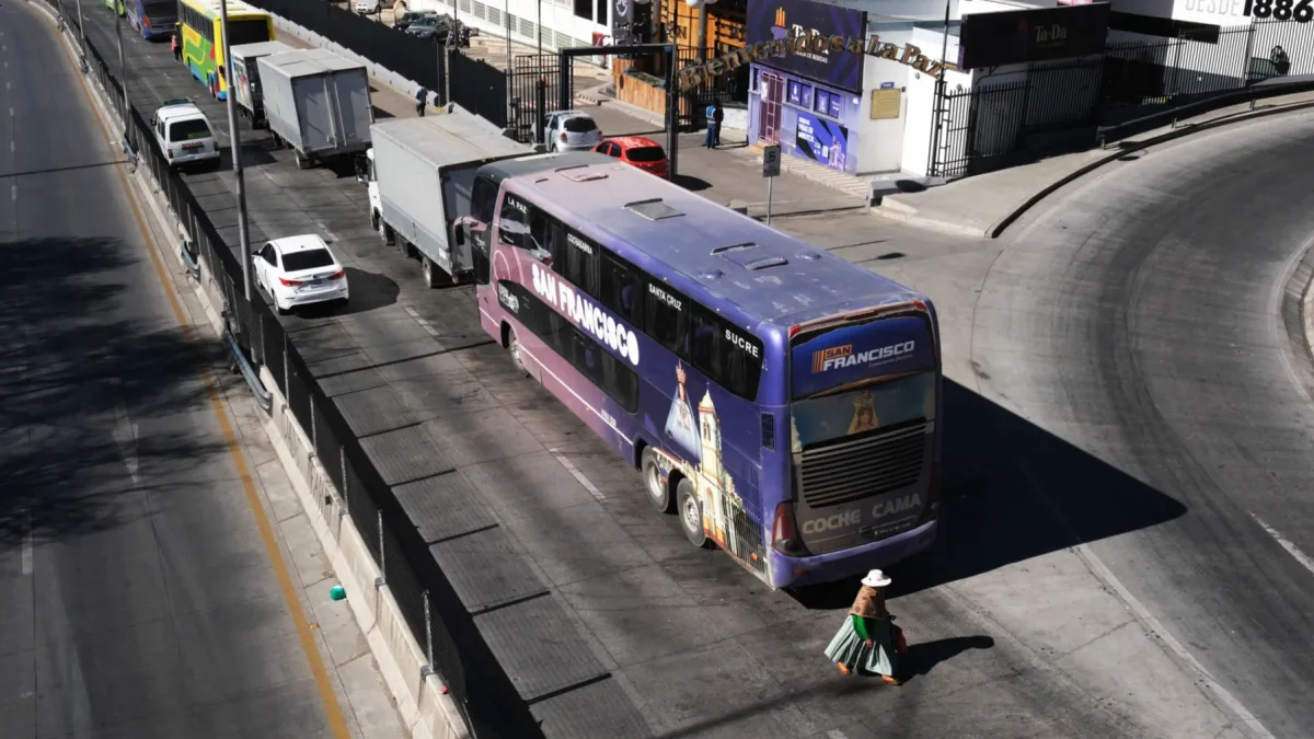Fotografía que muestra vehículos esperando para cargar combustible este martes, en La Paz (Bolivia).