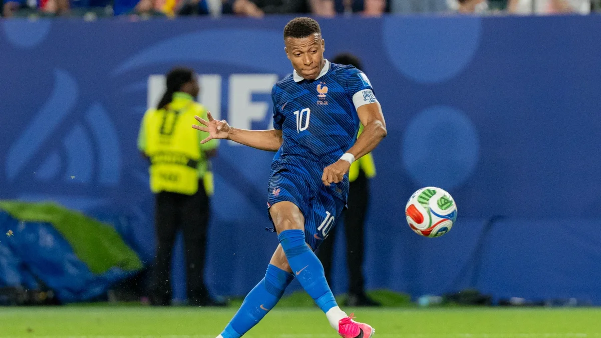 Kylian Mbappe de Francia patea un balón este lunes, en un partido del grupo I del Mundial de la FIFA 2026 entre Francia e Irak en el estadio Lincoln Financial Field en Filadelfia (Estados Unidos).