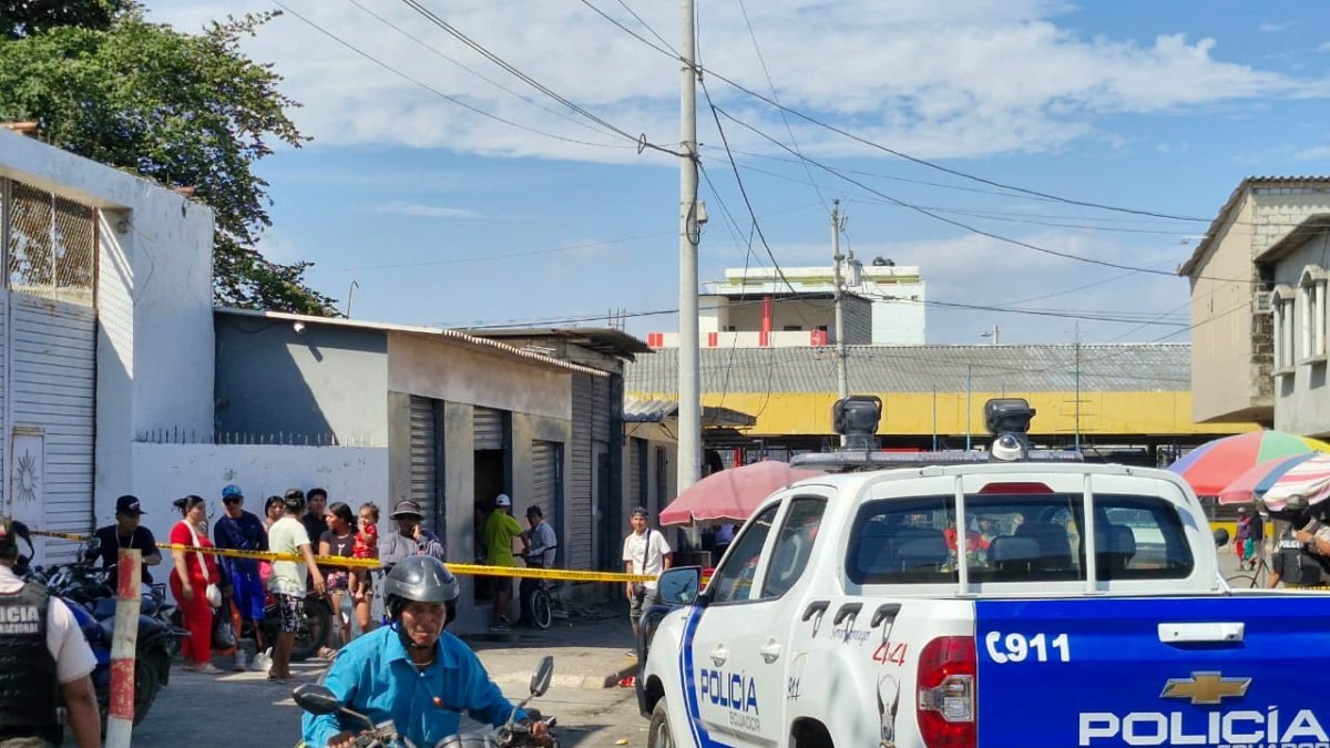 En el mercado del cantón La Libertad los sicarios asesinaron a una mujer embarazada