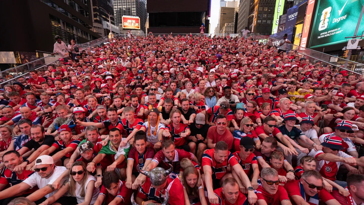 Hinchas de la selección de Noruega haciendo el famoso 'Remo Vikingo' en Estados Unidos, en el Mundial 2026.