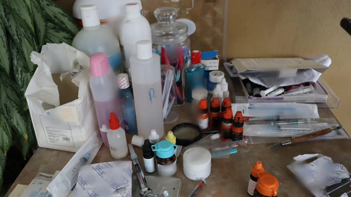 El operativo reveló presuntas irregularidades en el manejo de insumos, desechos sanitarios y material biológico.