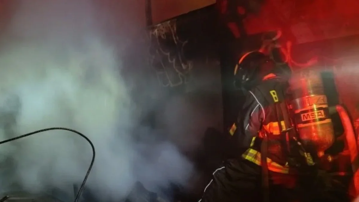Bomberos de Quito controlaron un incendio estructural en una recicladora de Guamaní durante la madrugada y evitaron que las llamas se propagaran.