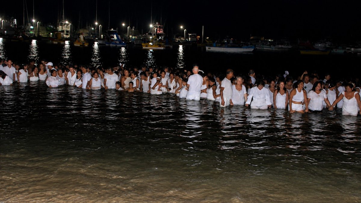 Los creyentes de San Juan en el balneario de Salinas en su ingreso al mar