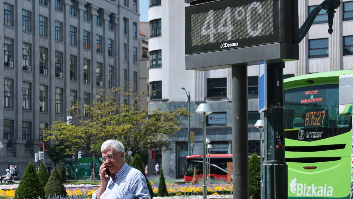 Un termómetro marca 44 º C este miércoles en Bilbao.