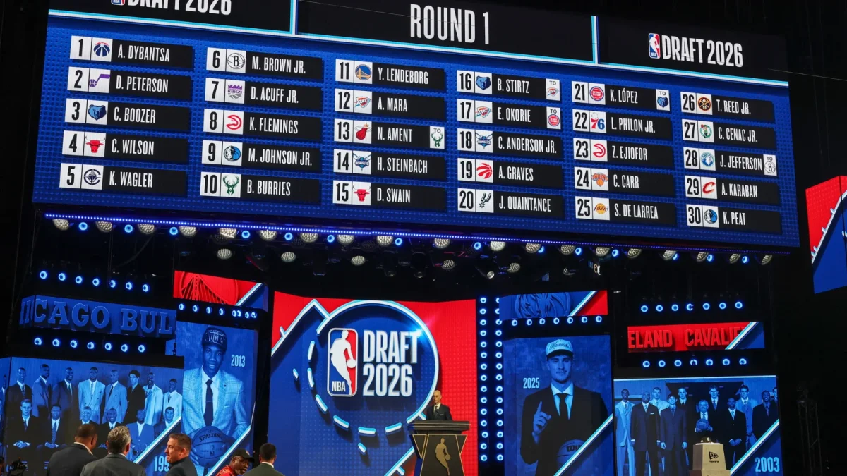 Los picks del Draft NBA 2026 aparecen en pantalla al finalizar la primera ronda en el Barclays Center, ubicado en el distrito de Brooklyn, en Nueva York.